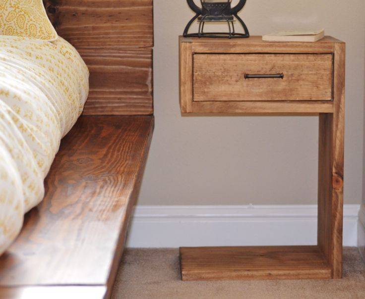 Деревянный столик у кровати: функциональность, основы выбора