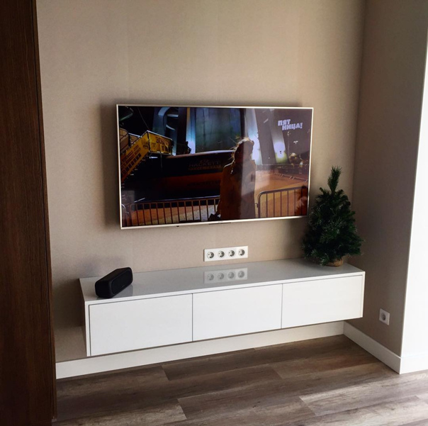 Подвесная тумба для телевизора: преимущества, разновидности, критерии подбора